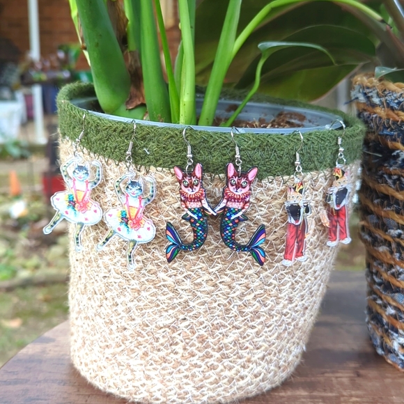 NWT/IP: (unbranded) 🤩💕😸🐈‍⬛ FELINE FANCY 🐈‍⬛😸💕🤩 acrylic dangle earrings! - Picture 3 of 9